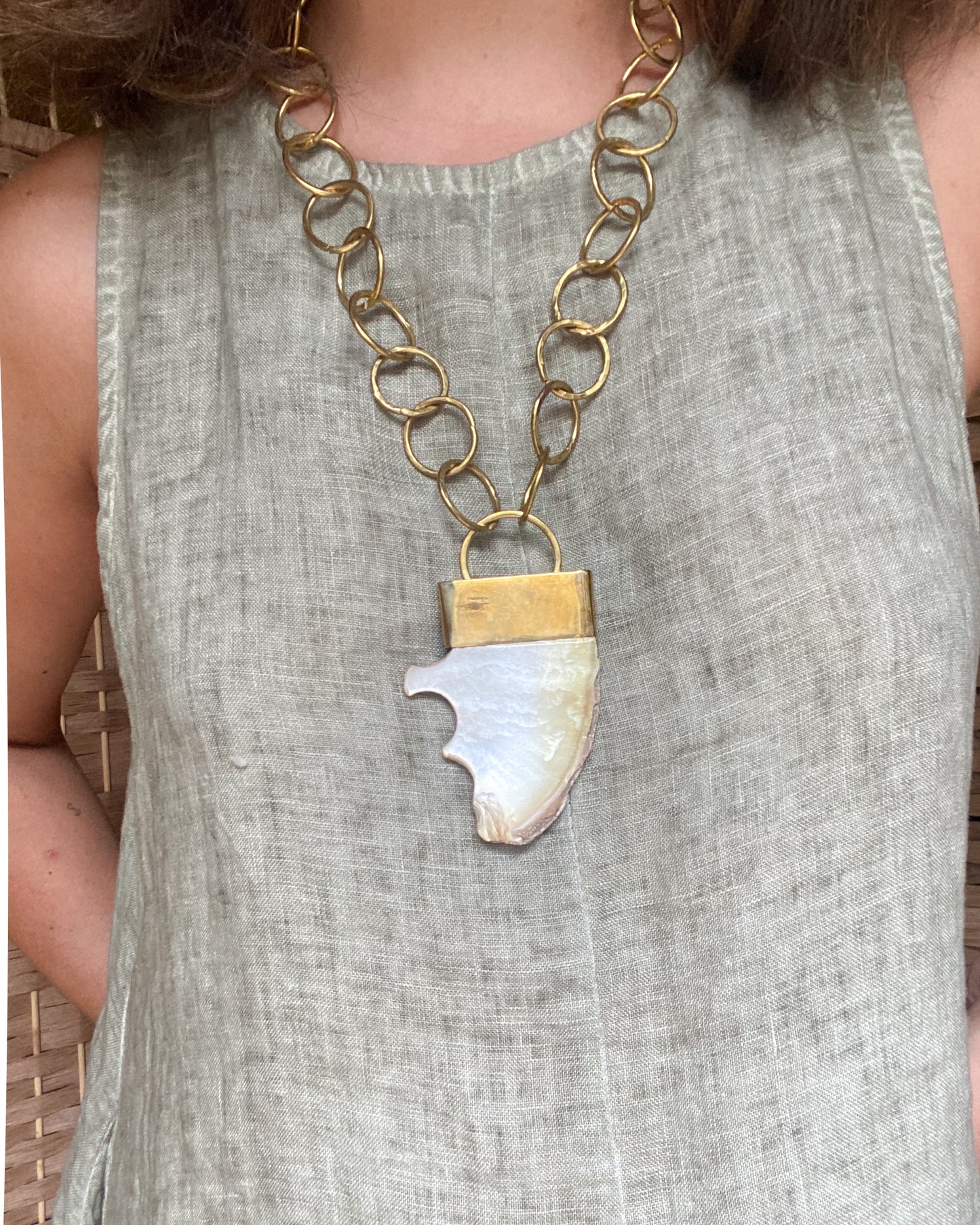 Cadena de eslabones en latón y pieza de nácar