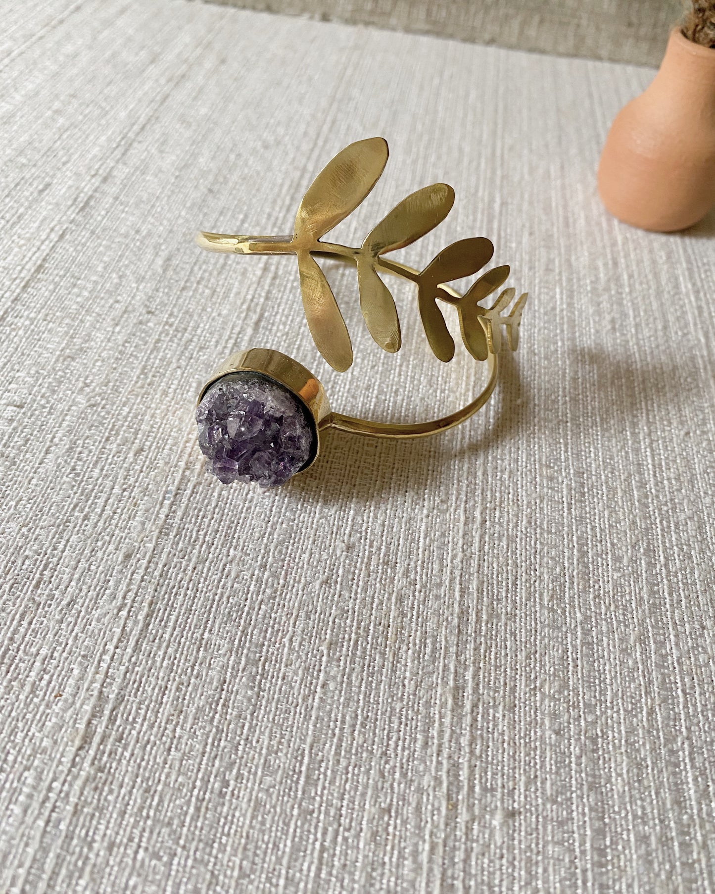 Brazalete muñeca latón y amatista