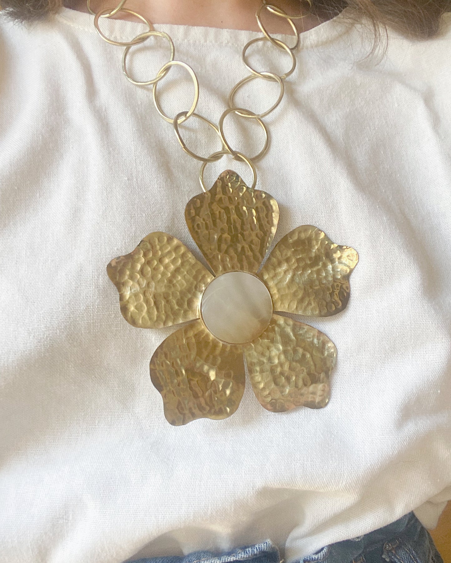 Cadena eslabones y flor de hibisco con nácar latón