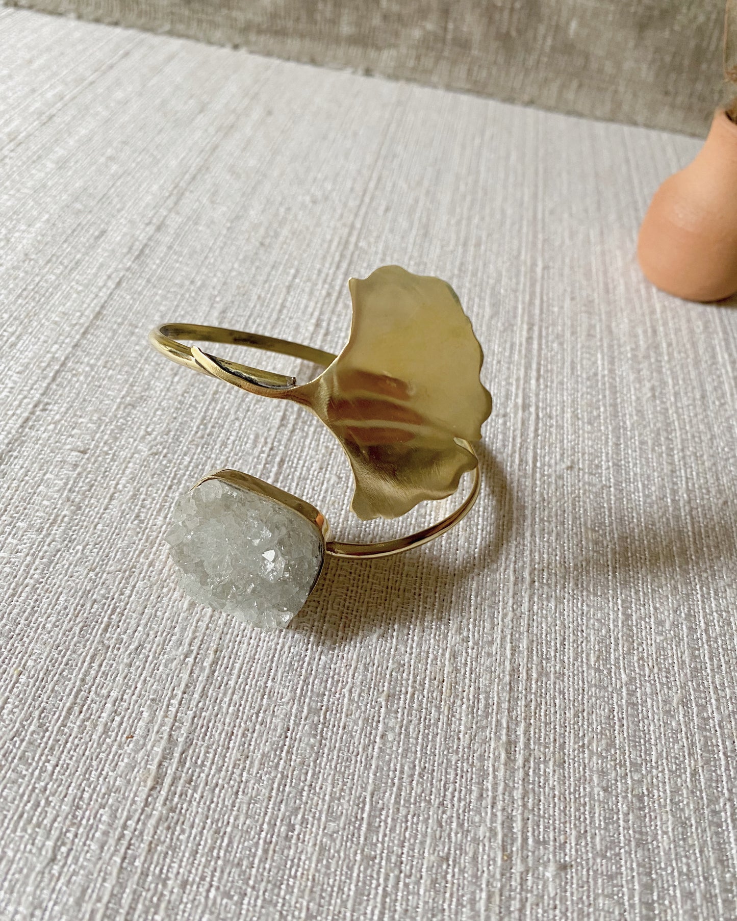 Brazalete alpaca y drusa de cuarzo blanco (brazo arriba)