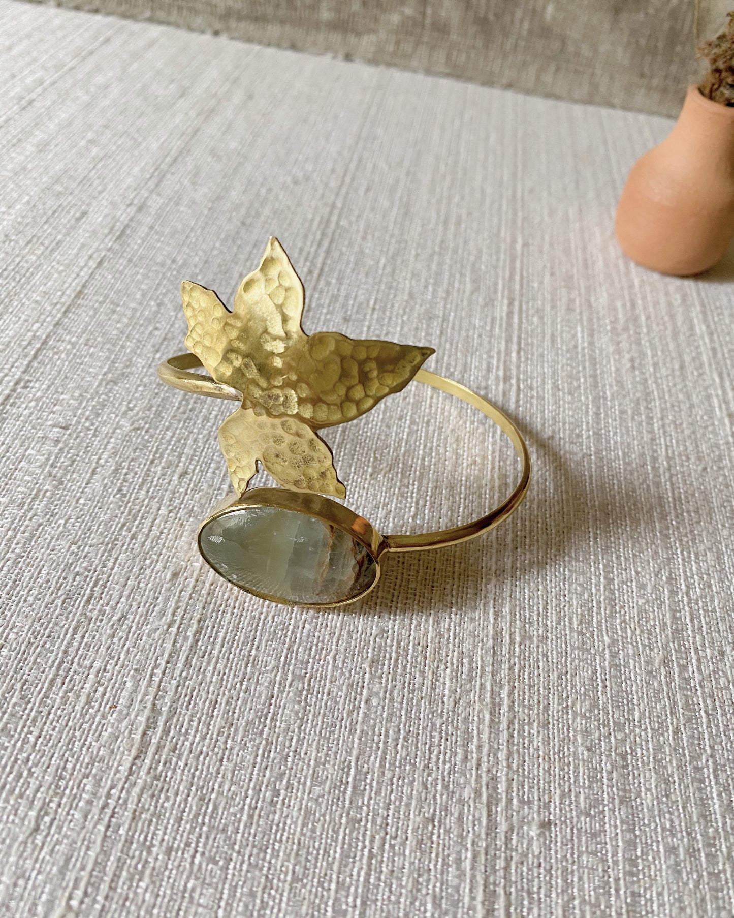 Brazalete muñeca latón y ónix cielo