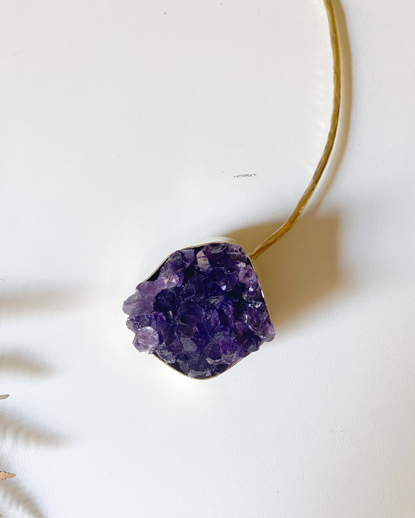 Gargantilla drusa amatista y hoja de helecho