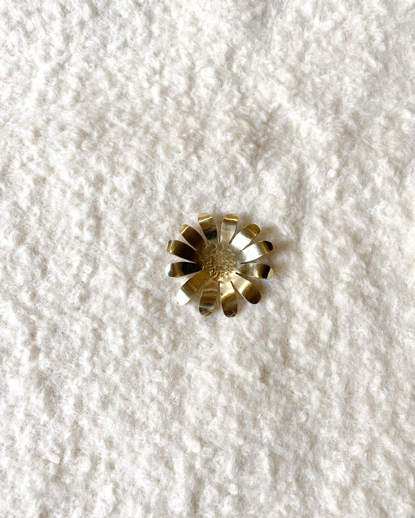 Prendedor- broche Margarita latón
