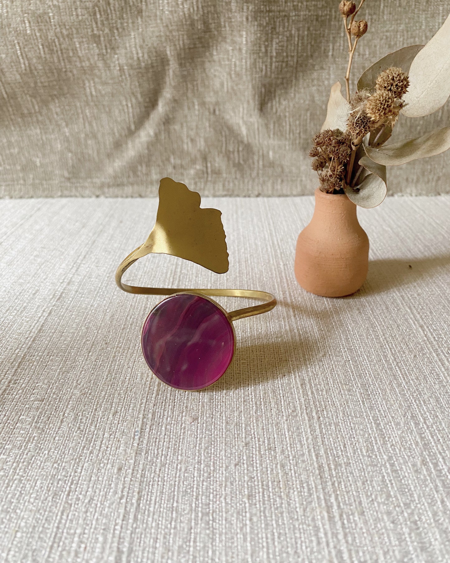 Brazalete muñeca latón y ágata fucsia