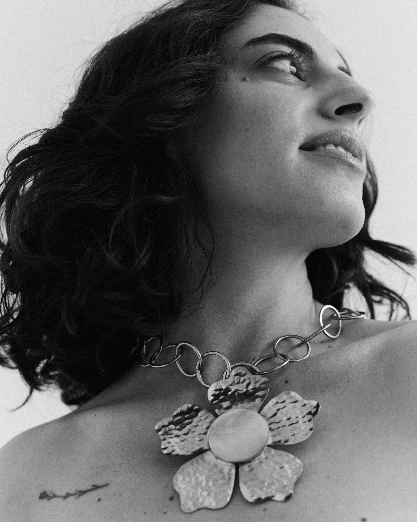 Cadena eslabones y flor de hibisco con nácar alpaca