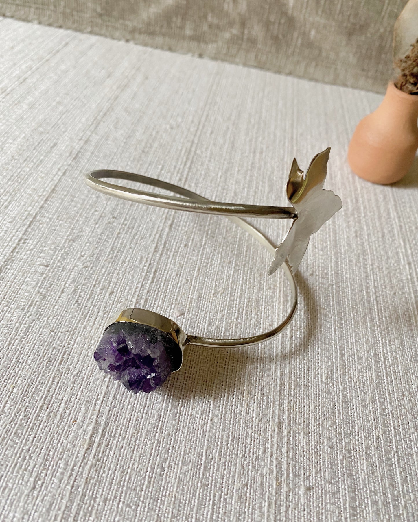 Brazalete alpaca y amatista (brazo arriba)