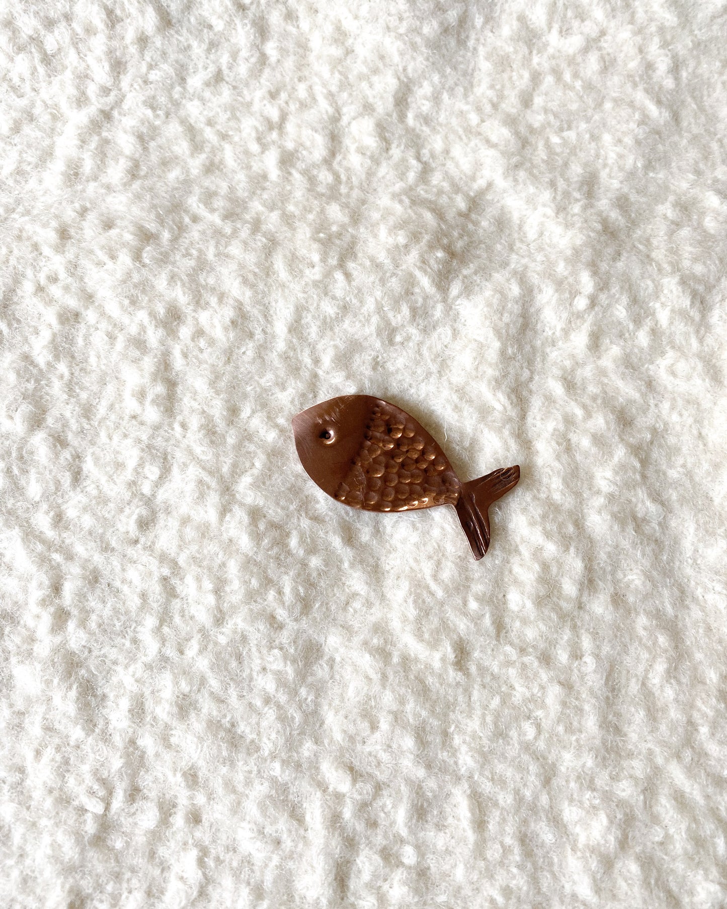 Prendedor- broche Corvina cobre