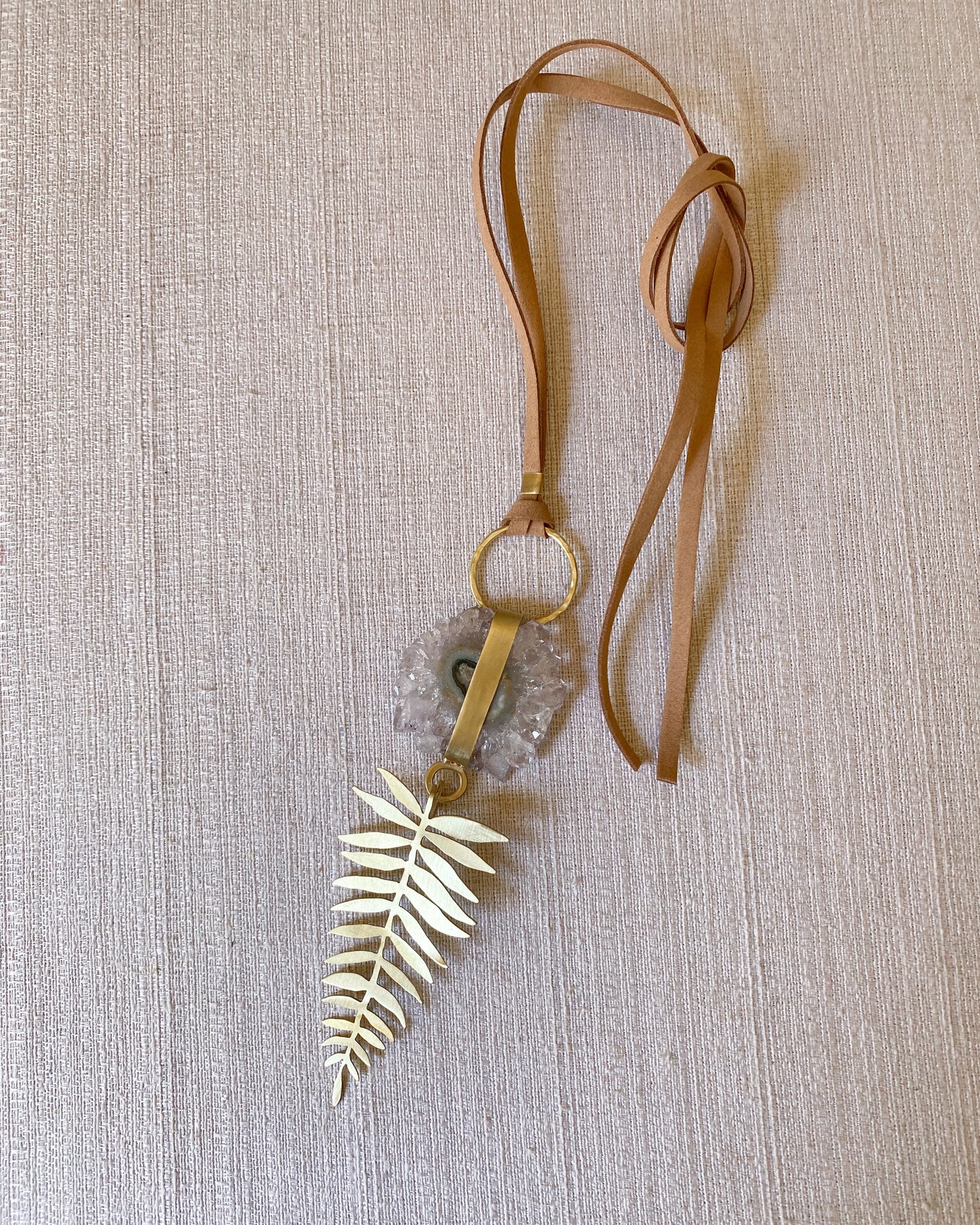 Colgante amatista estalactita y hoja palmera butiá