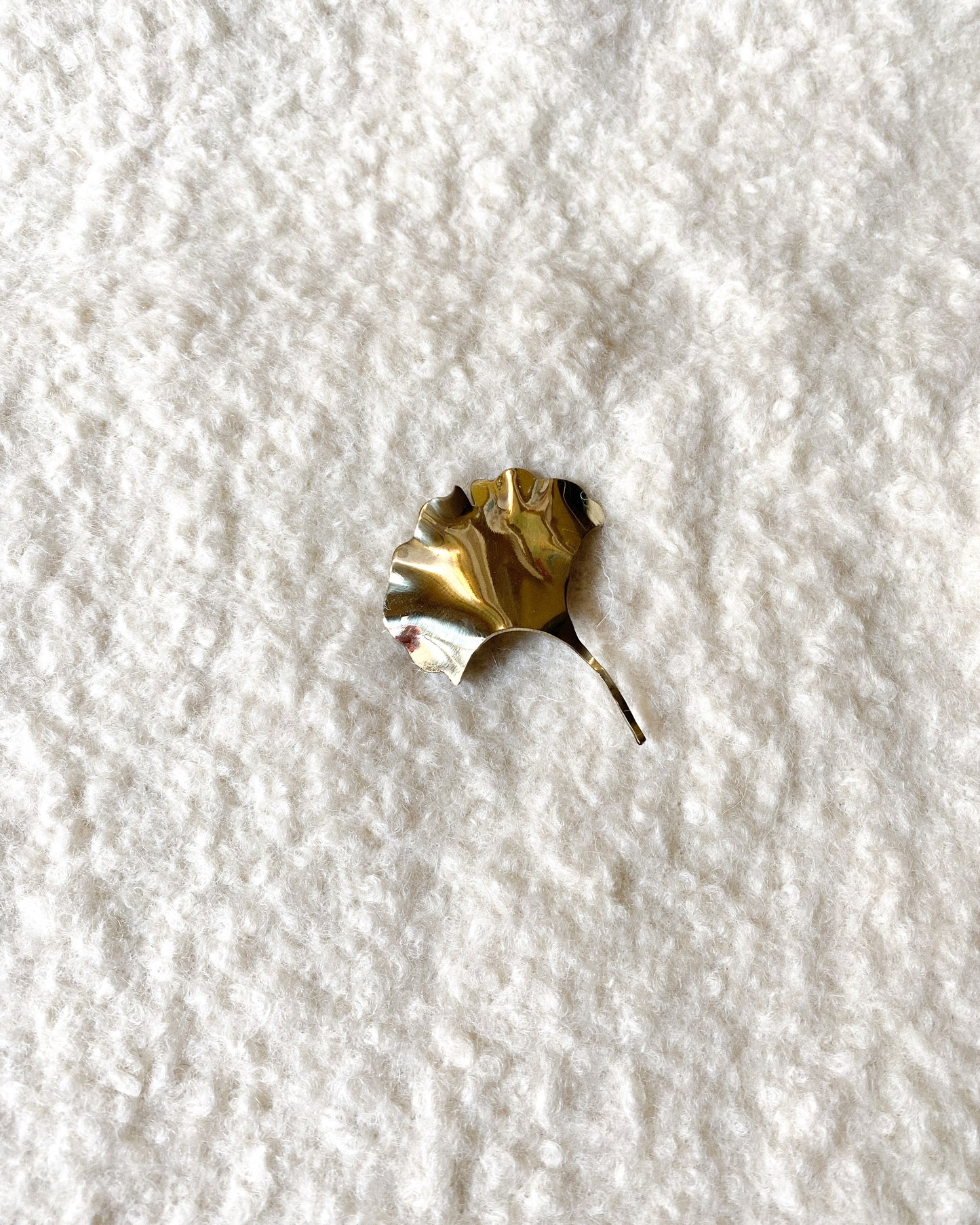 Prendedor- broche Gingko latón