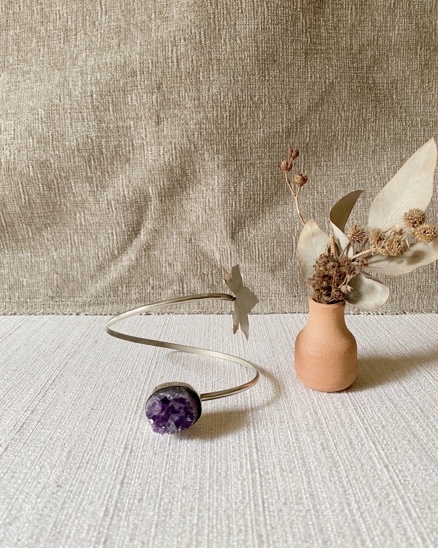 Brazalete alpaca y amatista (brazo arriba)