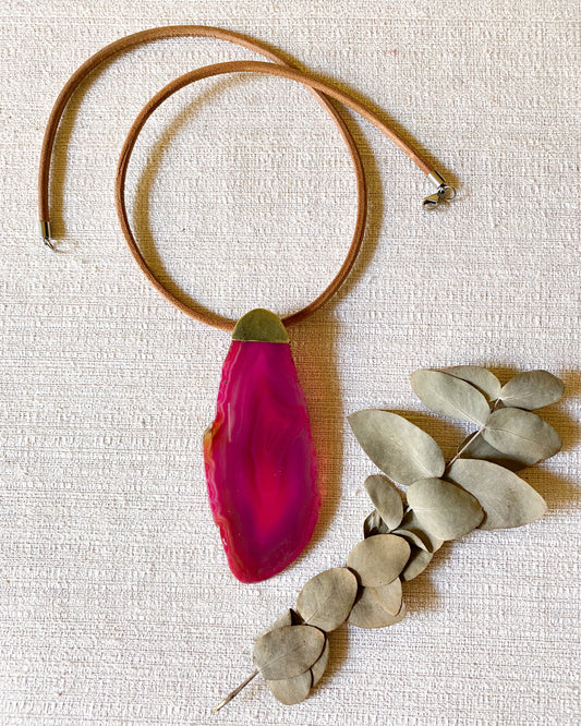 Agate set in brass and leather necklace