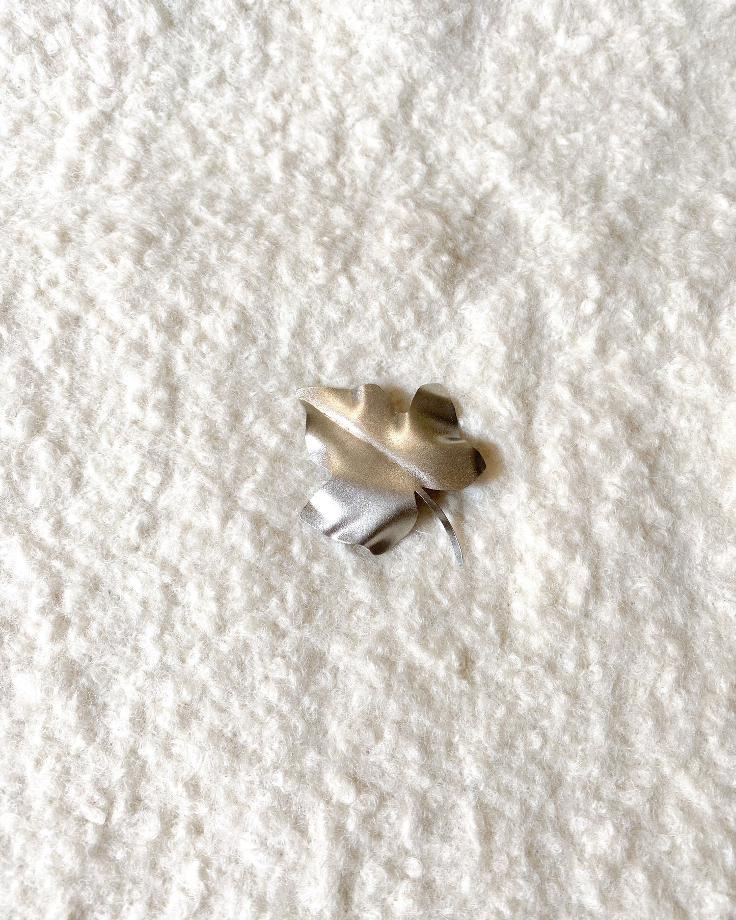 Prendedor- broche Hoja de otoño en alpaca