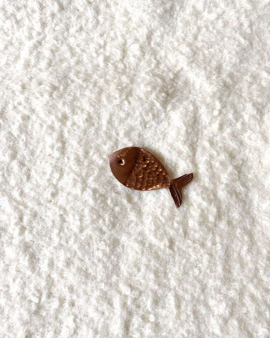Prendedor- broche Corvina cobre