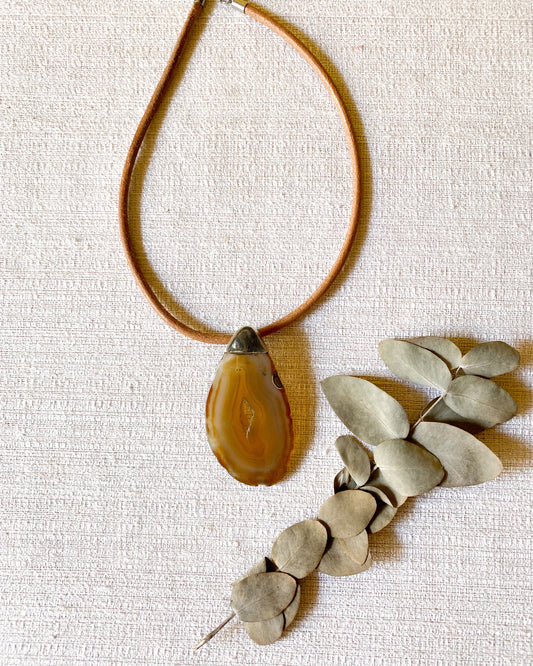 Agate set in alpaca and leather necklace