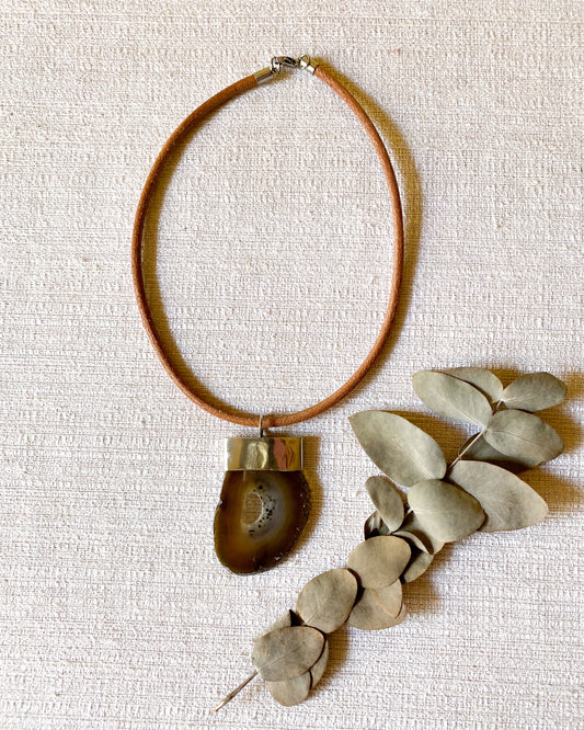 Agate set in alpaca and leather necklace